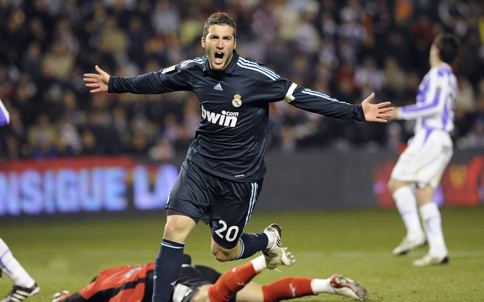 德甲火爆鏖战:攻防转换节奏快得令人窒息,德甲打法